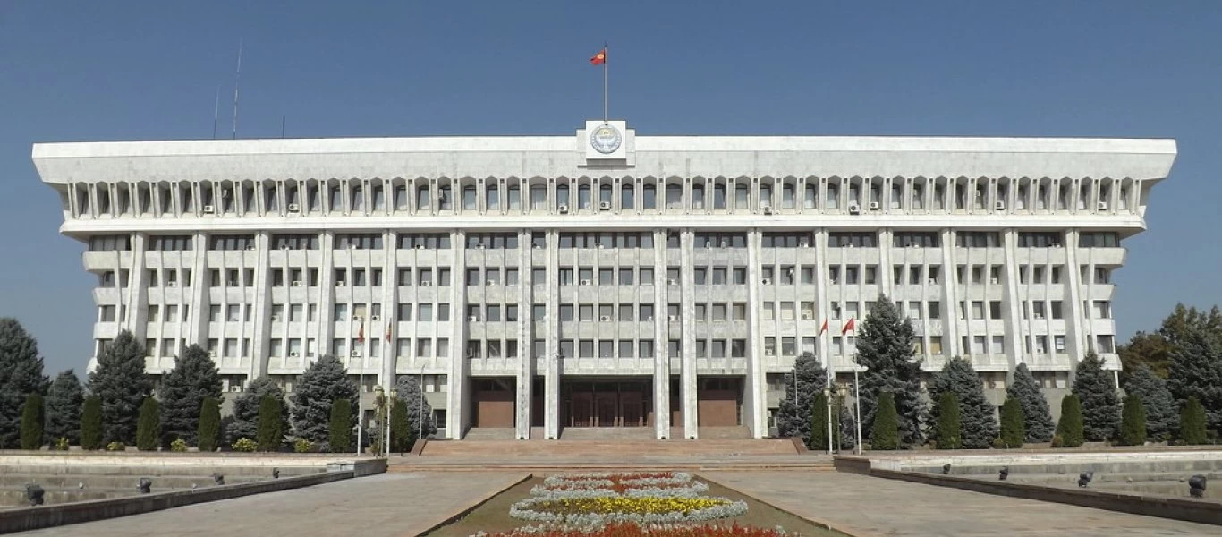 Φωτιά στον «Λευκό Οίκο» του Κιργιζιστάν που καταλήφθηκε από διαδηλωτές - Ζητούν την ακύρωση των εκλογών (βίντεο)